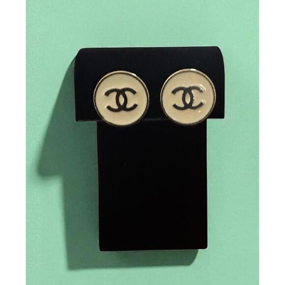 Chanel 04 V Gold-Tone Cream Enamel CC Logo Round Clip-On Earrings Made in France - Picture 1 of 7